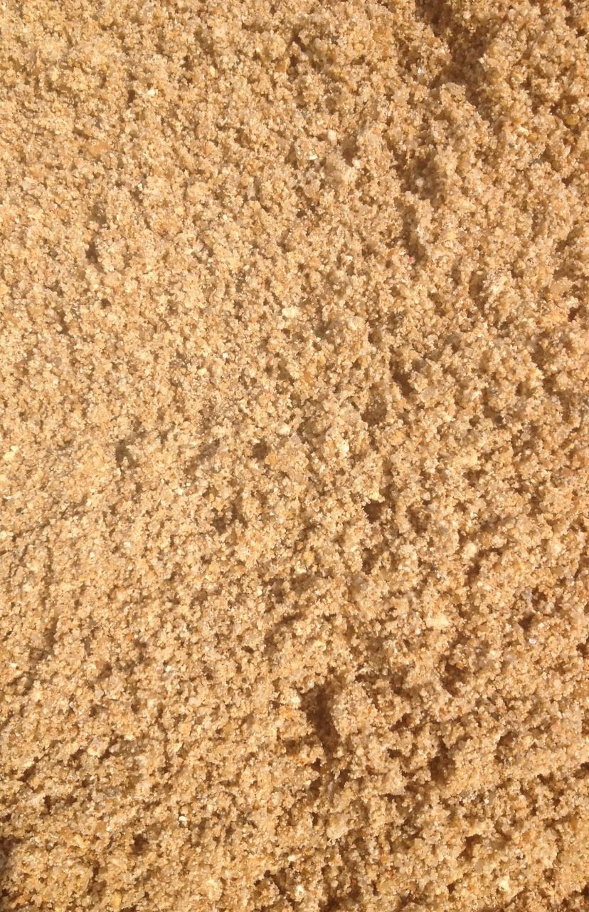 ทรายที่ใช้ในการผลิตคอนกรีตฯผสมเสร็จ เป็นทรายหยาบแม่น้ำ สะอาด ปราศจากสิ่งเจือปน ทำให้คอนกรีตที่ผสมออกมามีคุณภาพสูงแข็งแร่งทนทาน